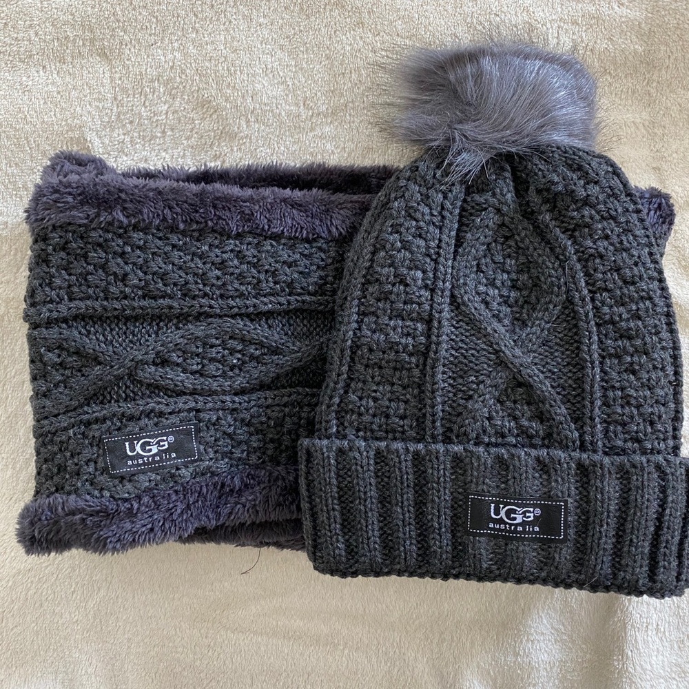 Ugg 2pc hat and scarf set